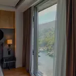 Uji Ftohte Hotel