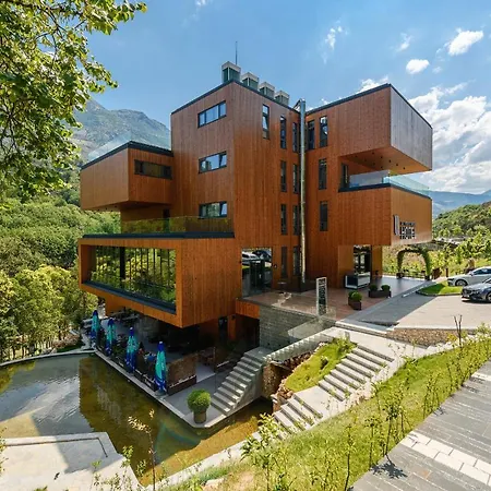 Hotel Uji Ftohte 4*