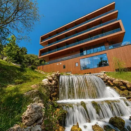 Uji Ftohte 4* Tepelene