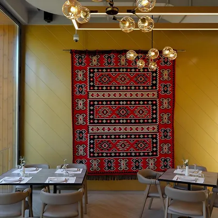 Uji Ftohte Hotel