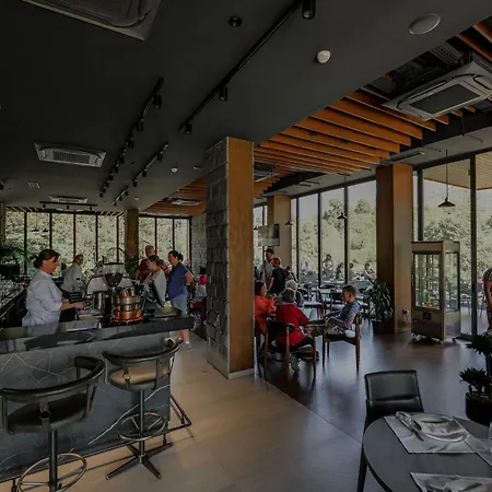 Uji Ftohte מלון Tepelene