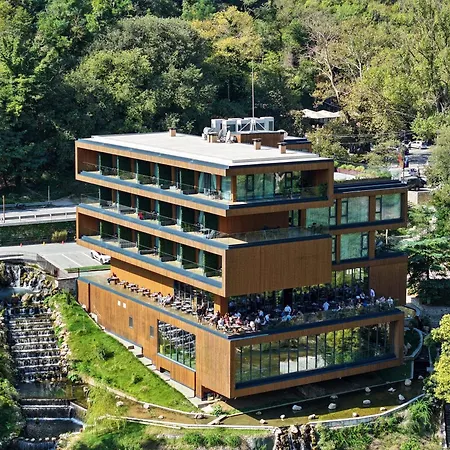 Uji Ftohte Hotel