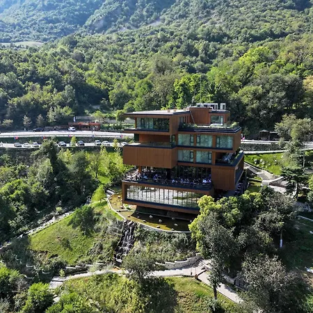 Uji Ftohte Hotel