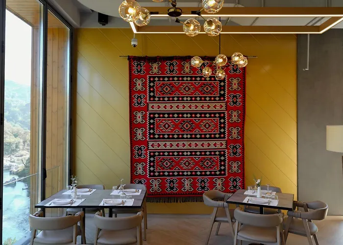 Uji Ftohte Hotel