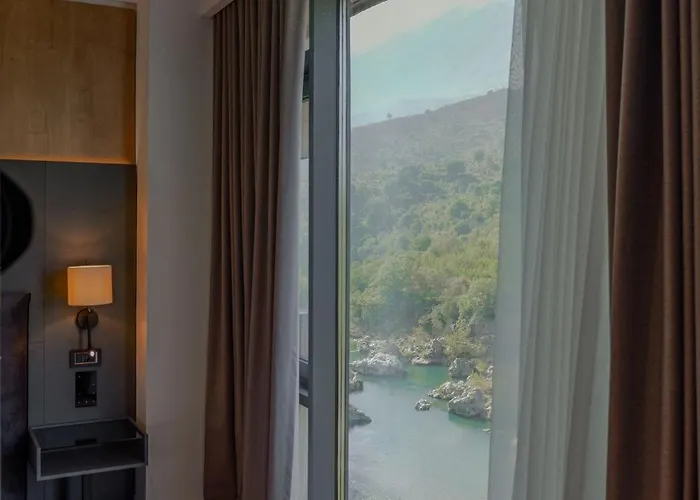 Uji Ftohte Hotel