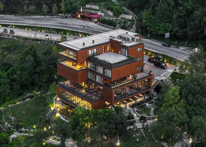 Hotel Uji Ftohte 4*